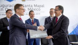 Dr Jochen Kress (left, president of the MAPAL Group) hands a plaque commemorating the opening of the factory in Querétaro, Mexico, to Lazaro Garza (right, CEO of MAPAL Frhenosa in Mexico); centre: Fra